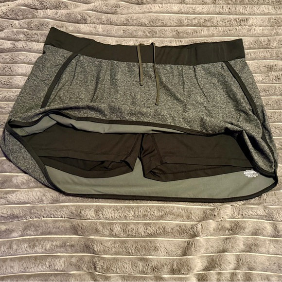 XL REI Athleisure Skort, black and grey - Picture 2 of 7